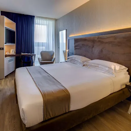 ホテル Best Western Plus Farnese 4*
